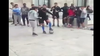 لاعب كرة القدم أراد إحراج فتاه فى الشارع .. فكانت المفاجأة ! (1)
