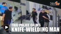 Thai cop calms knife-wielding man, gives him a hug