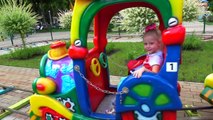 Щенячий Патруль играет на детской площадке в парке Paw Patrol and outdoor playground Amus
