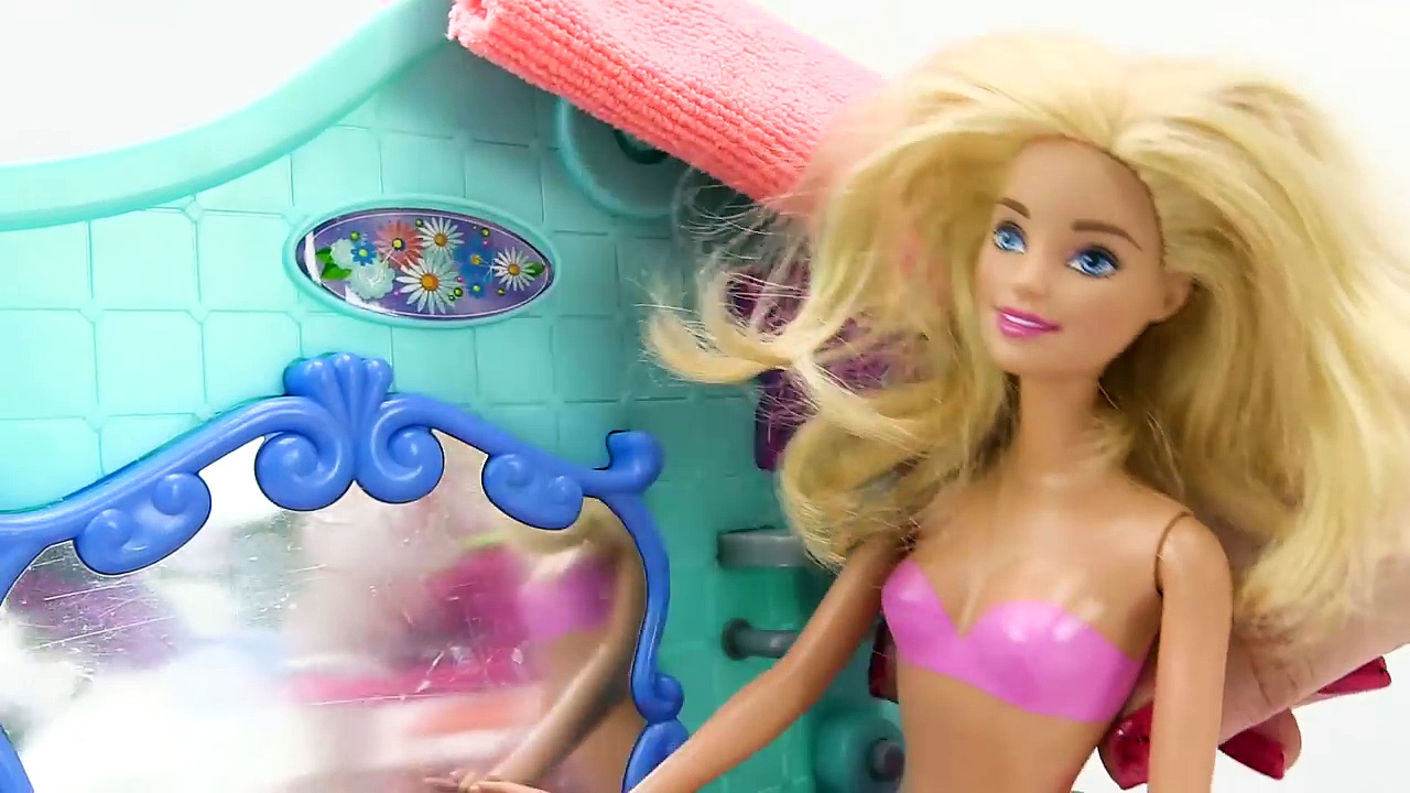 Игрушки барби с чемоданами на море. Барби обзор от вики шоу. Игры с куклами барби. Прическа на выпускной барби. Игра переодевать кукол барби.