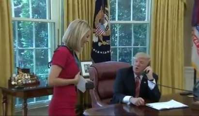 Trump’tan telefonun ucunda Başbakan varken kadın muhabire kompliman