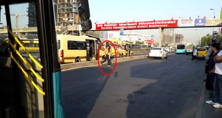 Yenibosna'da Palalı Genç Alarmı! Vatandaşlar Ne Yapacağını Şaşırdı