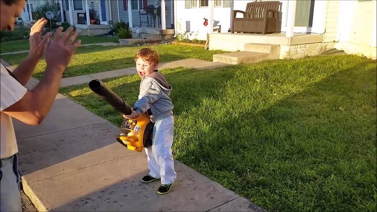Ce gamin avec son souffleur à feuilles se prend pour un Super Vilain