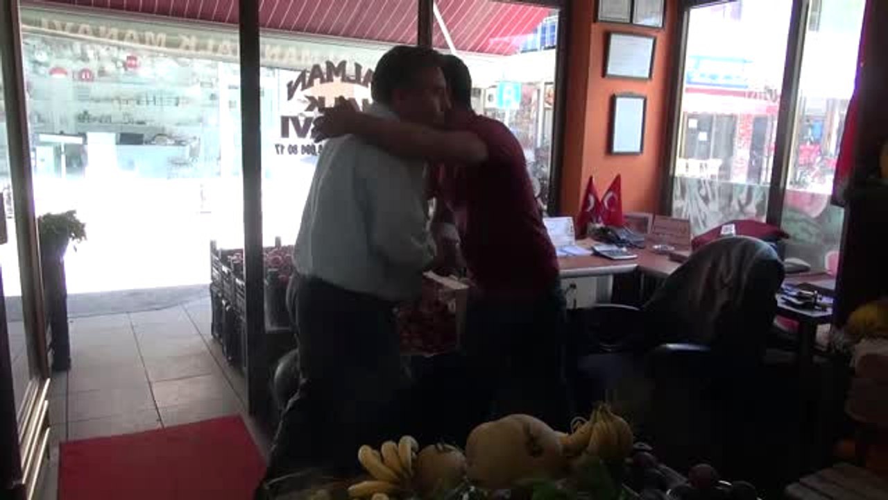 Kapı Kapı Dolaşıp Esnafa Kur'an Öğretiyor