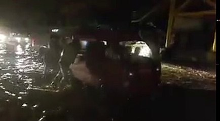 Sindh Rangers Helping People In Rain