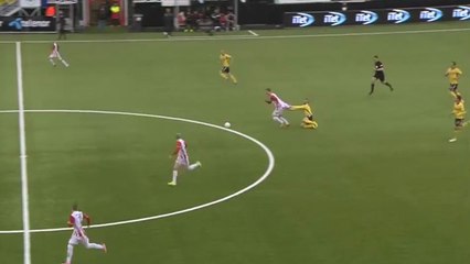 Il s'accroche au maillot de son adversaire pour l'empêcher de marquer