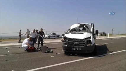 Tır'a Çarpan Kamyonet Hurdaya Döndü: 1 Ölü, 1 Yaralı