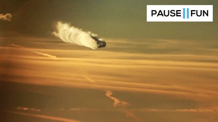 Un passager filme un avion qui passe en dessous de lui