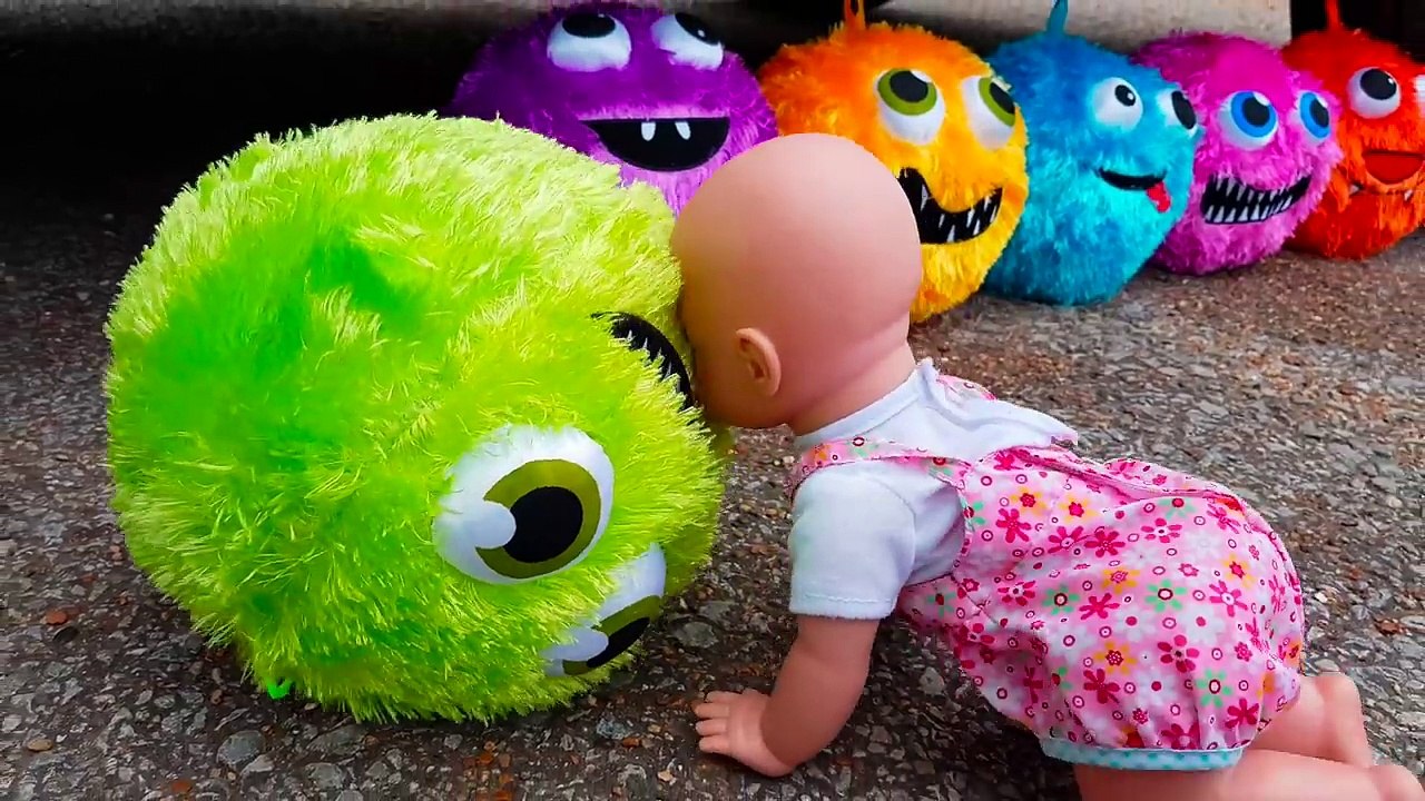 Bad Baby Doll Steals Colored Balls / Emily Driving Parents Car