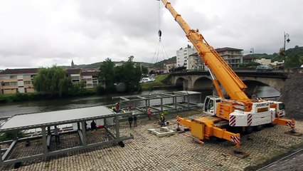 La mise à l'eau de la péniche-restaurant de Périgueux a commencé