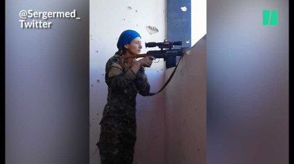 En pleine bataille contre Daech, la réaction de cette combattante qui vient de frôler la mort a impressionné tout le monde