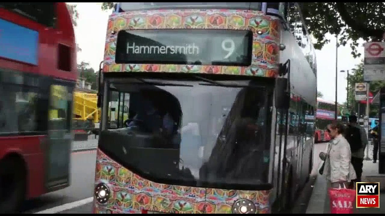 Phool Patti truck art team designed London buses to celebrate Pakistan's 70th  anniversary in London