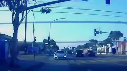 Une Porsche fait une tête-à-queue en suivant une Tesla