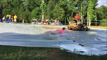 Enorme piste de glisse tracté par une tondeuse à gazon !