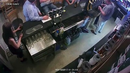 Rrah gruan në lokalin e tij, poston videon në Facebook