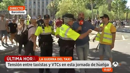 Agreden al equipo de Espejo Público durante la manifestación de taxistas en Barcelona