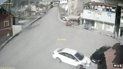 Kontrolden Çıkan Otomobil İçerisindeki Çocuklarla Duvara Çarpıp Böyle Savruldu