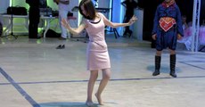 Düğünde Zeybek Dansıyla Herkesi Kendine Hayran Bırakan Egeli Kız