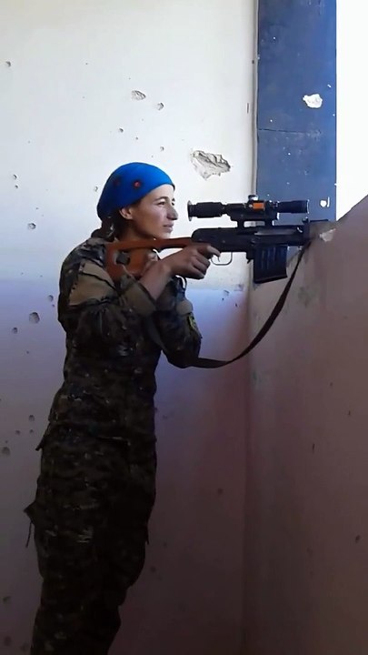 Une balle frôle cette sniper et elle trouve sa marrant