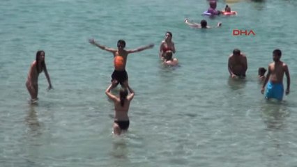 Kuşadası Sıcaktan Bunalanlar Deniz ve Havuzda Serinledi