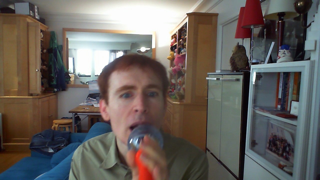 Wiwi égratigne "y'a des Indiens partout" de Carlos