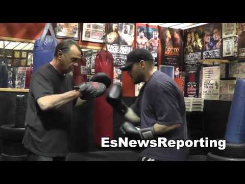 boxing trainer jesse reid working mitts EsNews Boxing