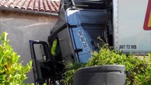 Images spectaculaires/Verdon : le camion s'encastre dans une maison à cause... d'une abeille!