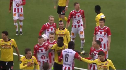 Un gros tirage de maillot pendant un match de foot