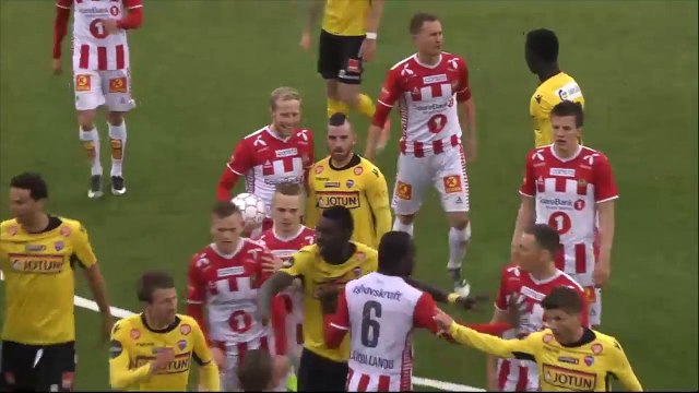 Un gros tirage de maillot pendant un match de foot