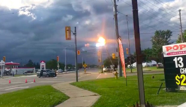 Il filme d'impressionnantes explosions électriques après un accident