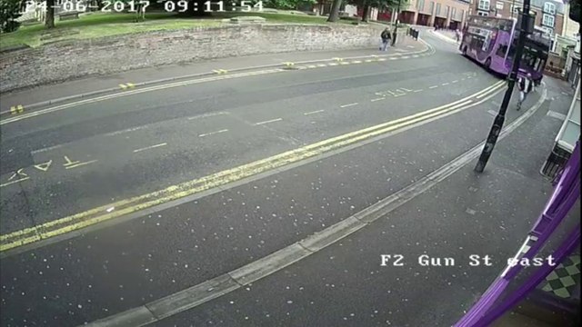 Un homme percuté par un bus s'en sort sans blessures