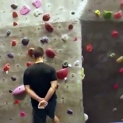 Cet homme grimpe un mur d'escalade... sans les mains !