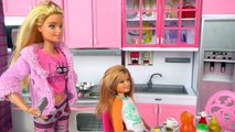 Barbie Sisters Bunk Bed Bedroom Morning Routine Playing with Doll House Bathroom Tub
