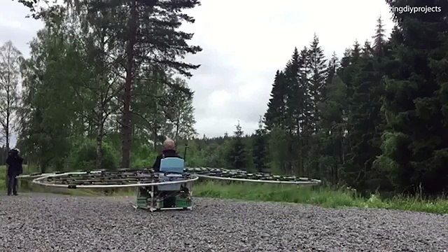 Un inventeur a créé son propre hovercraft à l'aide des drones.