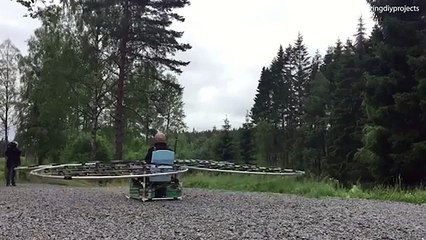 Un inventeur a créé son propre hovercraft à l'aide des drones.