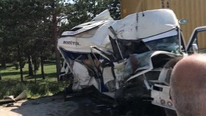 Servis Minibüsü İki Tır Arasına Sıkıştı: 1'i Ağır, 6 Yaralı