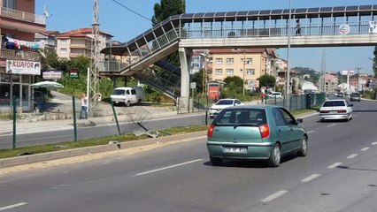 Otomobiliyle karşı şeride geçti, kazadan burnu kanamadan kurtuldu