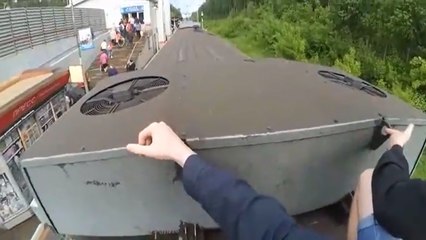 Un jeune homme grimpe sur un train et reçoit une décharge électrique.