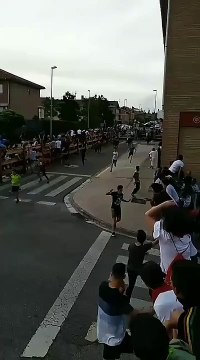 Un homme évite le désastre lors d'un lâcher de taureaux
