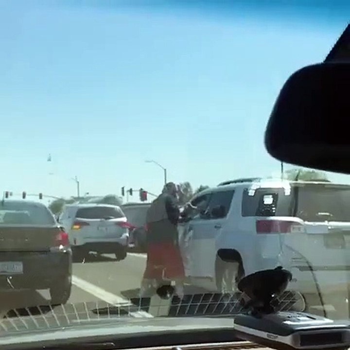 Un homme donne un coup de poing à un autre automobiliste lors d"un Road rage !!