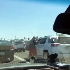 Un homme donne un coup de poing à un autre automobiliste lors d"un Road rage !!