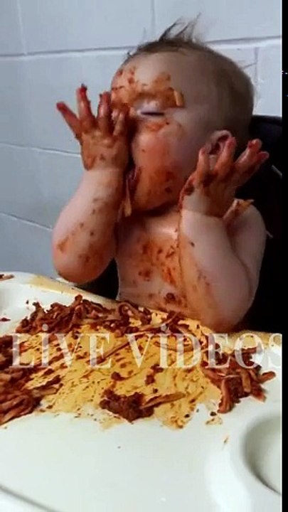 Uykulu Halde Spagetti Yemeye Çalışan Kız Bebeği