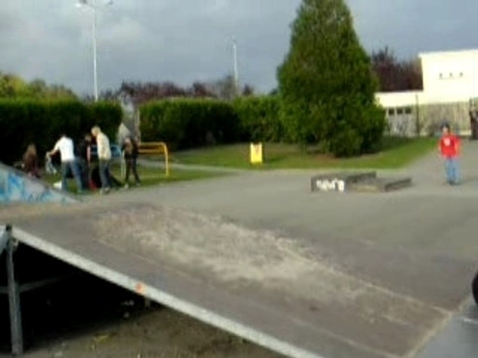 Moi avec le skate au dessus