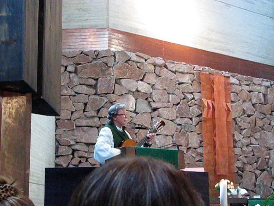Pappi laulaa kirkossa 2011