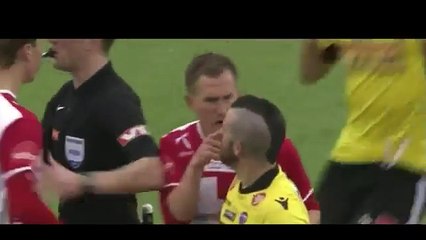 على طريقة لعب الشوارع.. لاعب يعرقل منافسه بطريقة غريبة