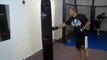 Un kick-boxeur russe frappe son partenaire d'entraînement à travers un mur