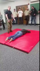 Une fille lors d'une formation Taser