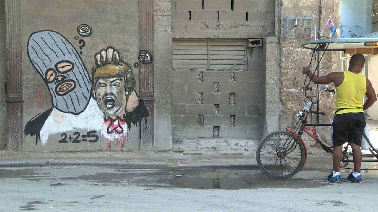 Un grafiti de Trump decapitado "ilustra" una transitada calle de La Habana