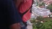 ¡De locos! Prueba por primera vez paracaídas comprado por Internet desde su balcón