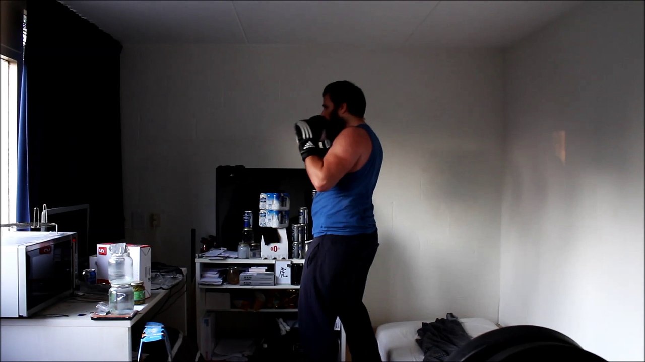 Jeffrey Koelewijn Shadow boxing with 18 oz boxing gloves 2